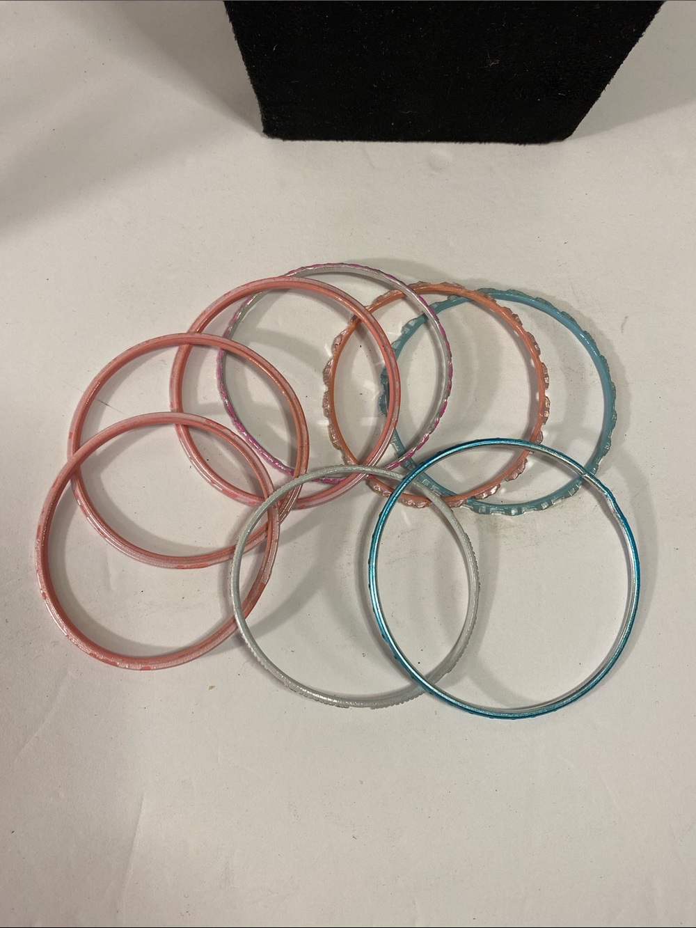 Set of 8 colorful bangle bracelets